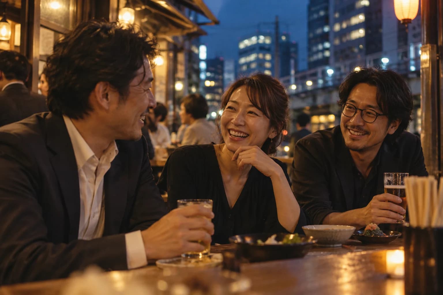 落ち着いた飲食店で自然な会話を楽しむ大人たち(イメージ・掲載店舗の実写ではありません)