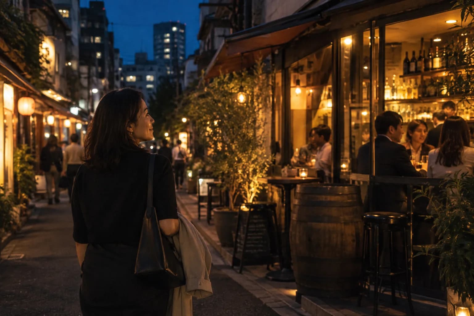飲食店が並ぶ街を歩き、自分に合うお店を探す様子(イメージ・掲載店舗の実写ではありません)