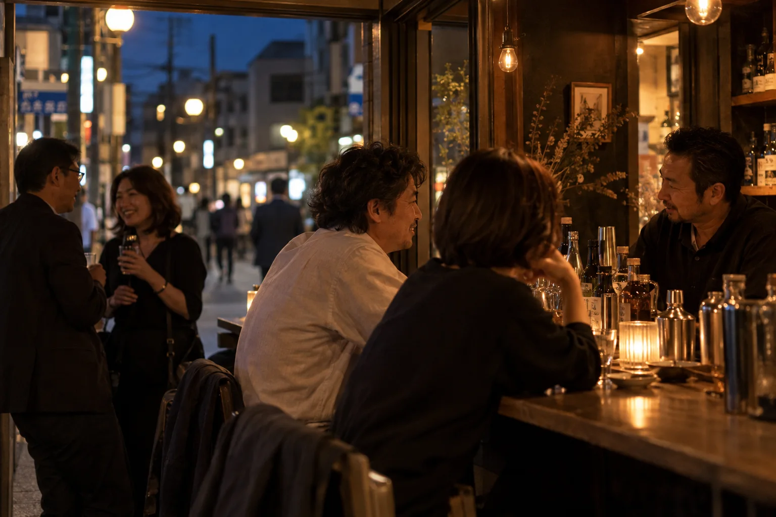 飲食店が並ぶ街を歩き、自分に合うお店を探す様子(イメージ・掲載店舗の実写ではありません)