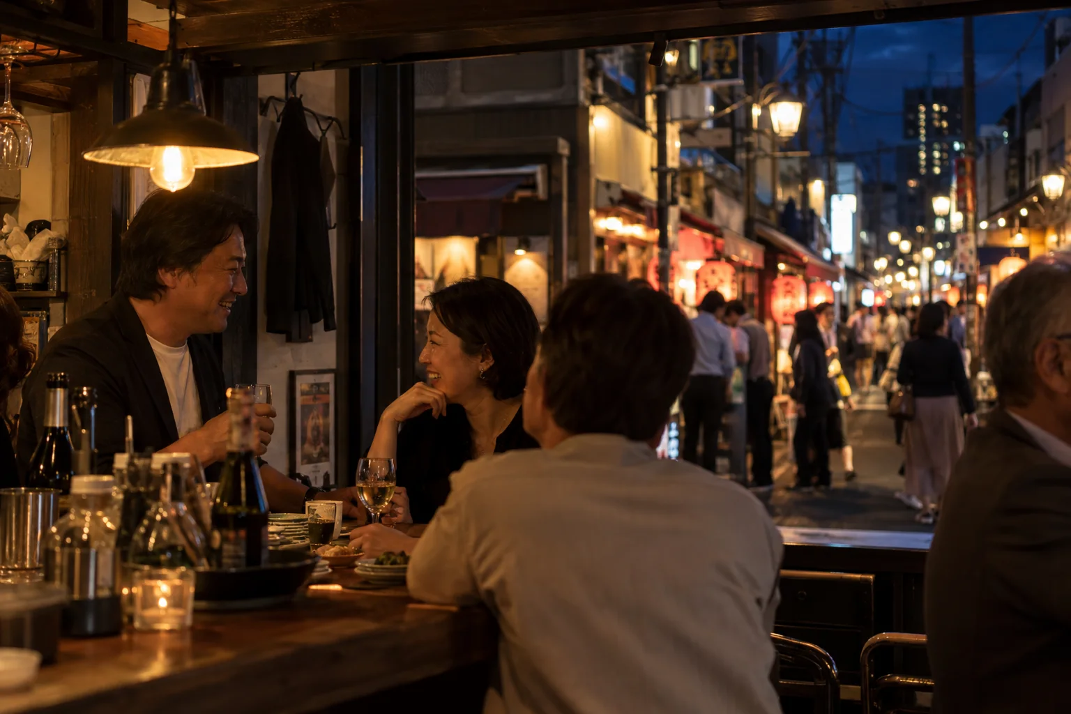 飲食店が並ぶ街を歩き、自分に合うお店を探す様子(イメージ・掲載店舗の実写ではありません)